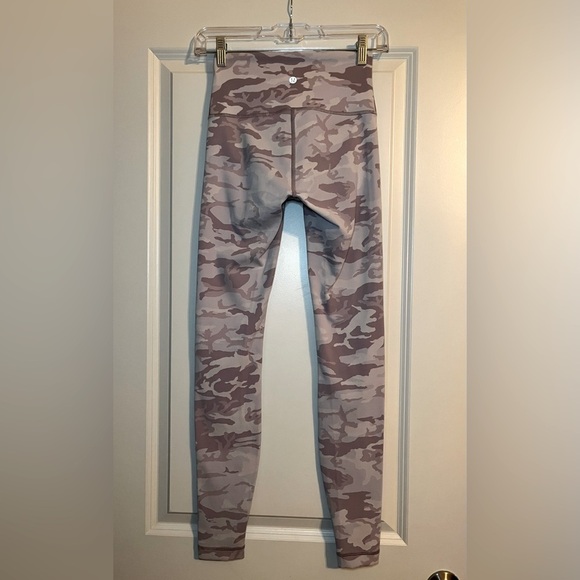 Lululemon Wunder Under High-Rise Tight 28"
Incognito Camo Jacquard Iced Iris - Picture 9 of 9